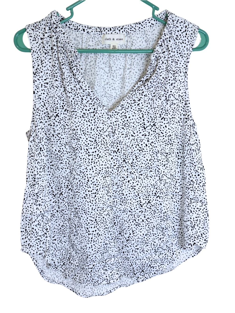 Anthropologie Cloth & Stone White with Black Speckle V-Neck Sleeveless Blouse